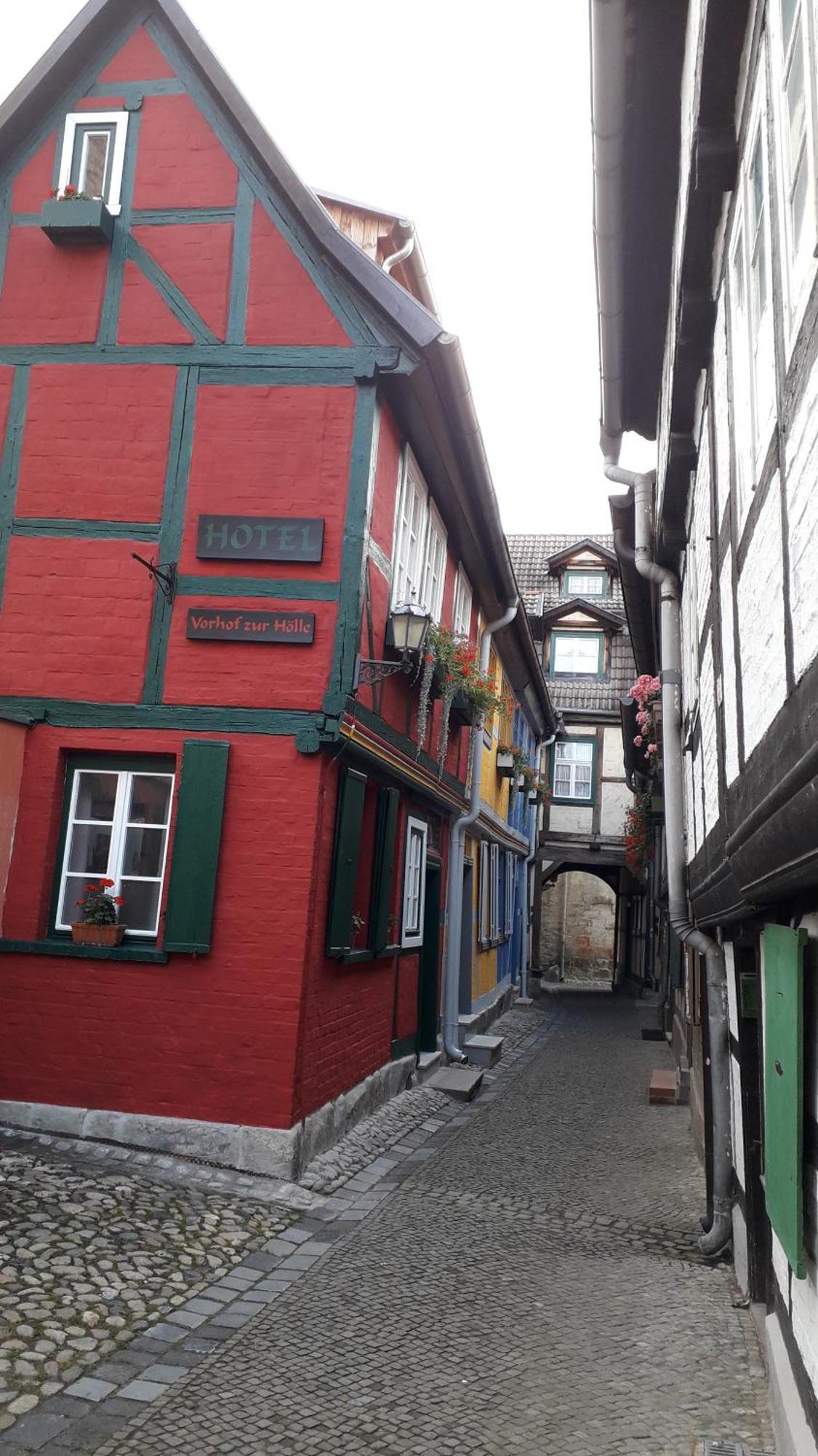 Fachwerkhotel - Ferienhaeuser Vorhof Zur Hoelle Quedlinburg Eksteriør billede