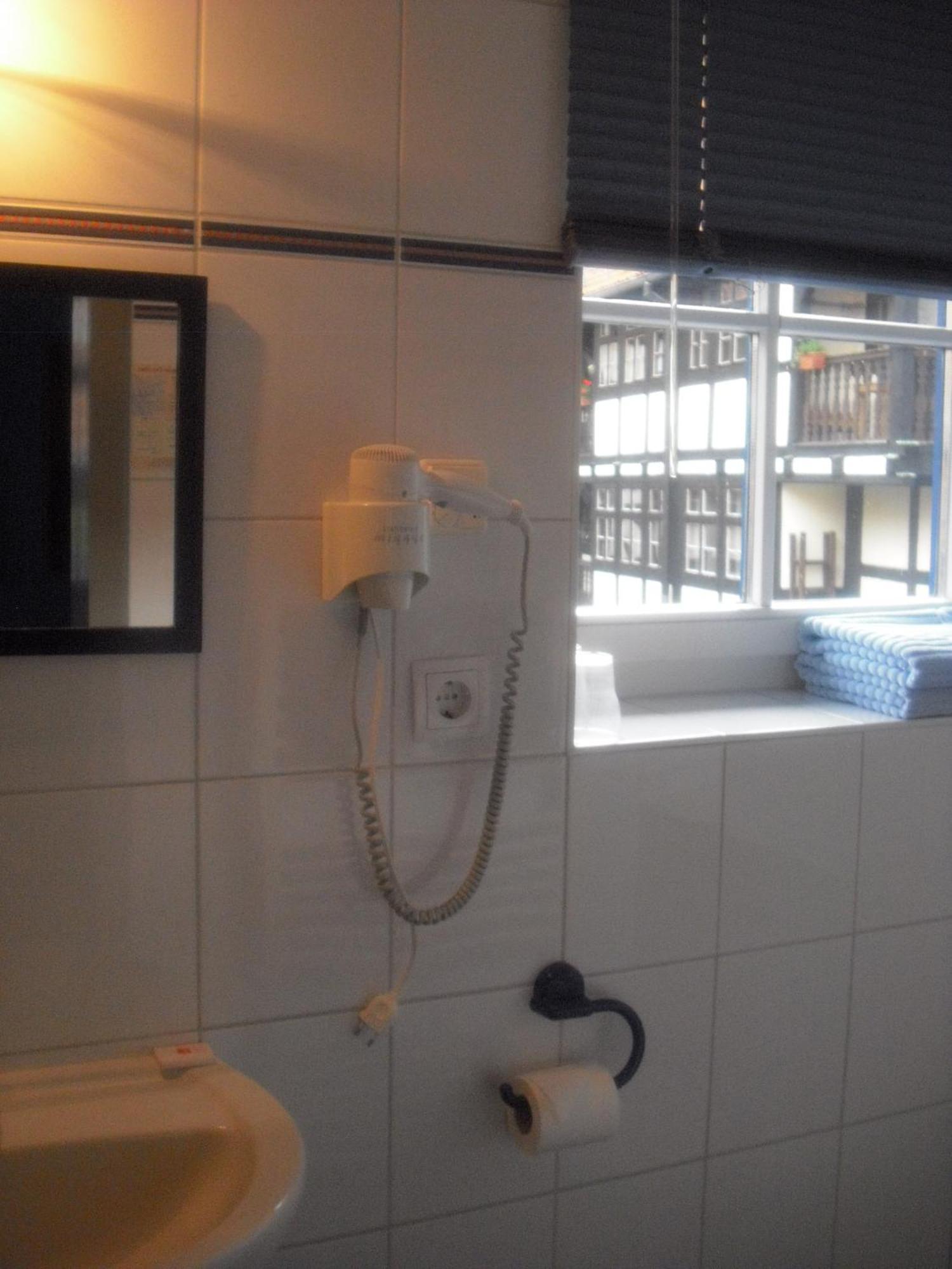 Fachwerkhotel - Ferienhaeuser Vorhof Zur Hoelle Quedlinburg Værelse billede
